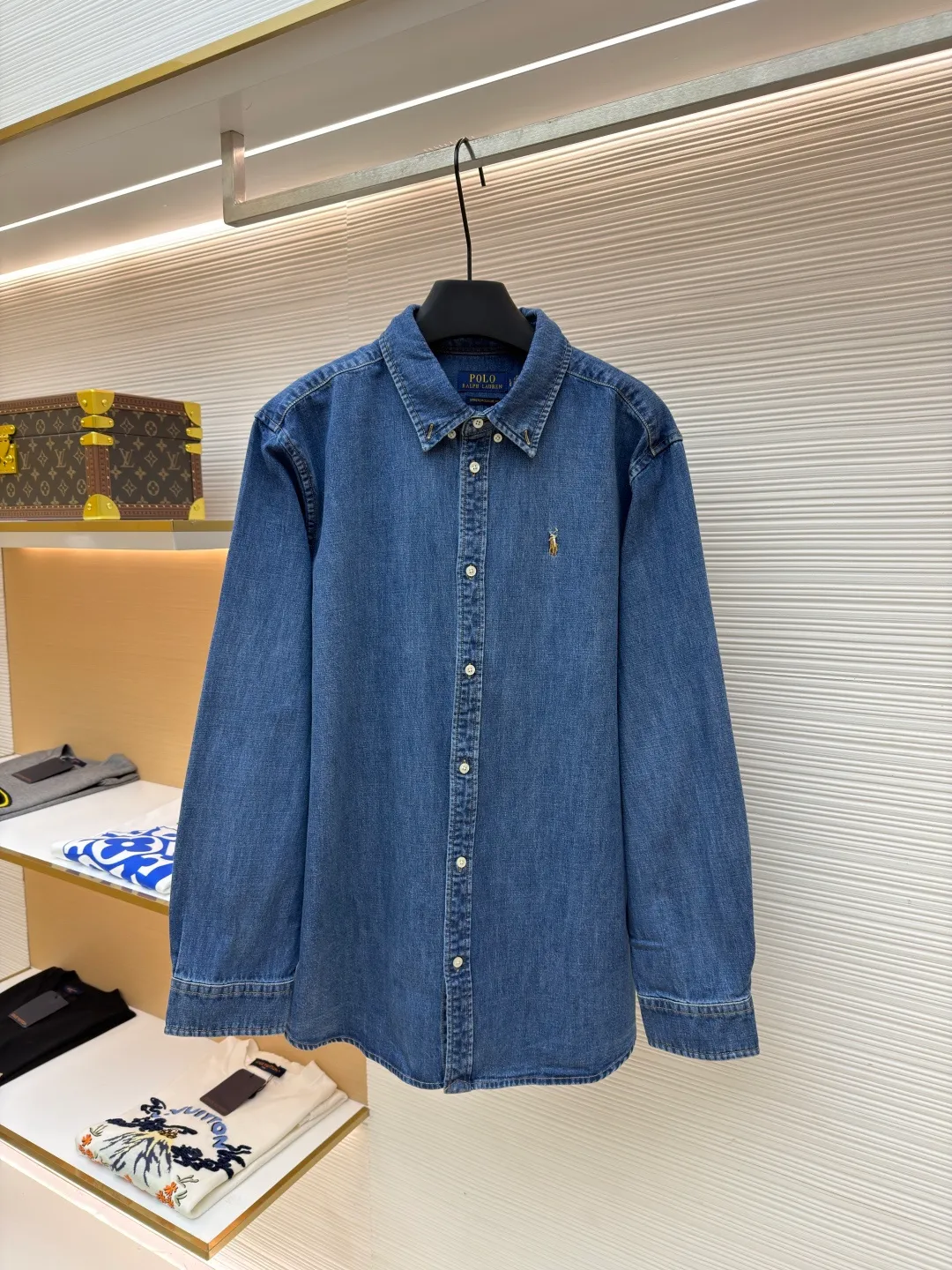 Ralph Lauren colorful embroidered denim shirt ●Original version: Purchased and developed at 1790 ●Item number: 1682021-A95 ●Material: ring yarn denim fabric ●Technology: embroidery production ●Color: washed blue ●Version: fitted version ●Weight: about 520 grams ●Size: S-M-L-XL ●Description: Customized mellow thick weave twill ring yarn denim Soft and silky Comfortable to the skin Mist indigo A denim poem dyed with time. The exquisite colorful pony logo on the left chest jumps into indigo. It is highly recognizable. It carries an atmosphere of freedom and vitality. The symphony of pure and smart colors. The deconstructed poetics of the peak collar and placket creates a lazy French atmosphere. Even walking has a designed sense of calmness. Imported machine embroidery technology is used, advanced computer control systems and precision mechanical components are used to realize colorful pony embroidery operations with high precision. The lines are smooth and delicate, and multiple horse-sanding machines are used to rub sand in specific parts by using high-pressure spray guns to achieve a local gradient effect. Then, a unique texture pattern is created through frosting technology. The workmanship is extremely complex and time-consuming. The washing and coloring process is used. Special desizing agent is preferred. The fabric is soaked in it to be evenly sized. After desizing Finally, rinsing is carried out. The workmanship is extremely complicated and the loss is high. The overall wiring is straight and delicate, the fabric is comfortable and soft, and the color is consistent without color difference. It can be matched with the same style to create a fashionable look and control various occasions. Customized accessories, complete with three standards, same style for men and women!